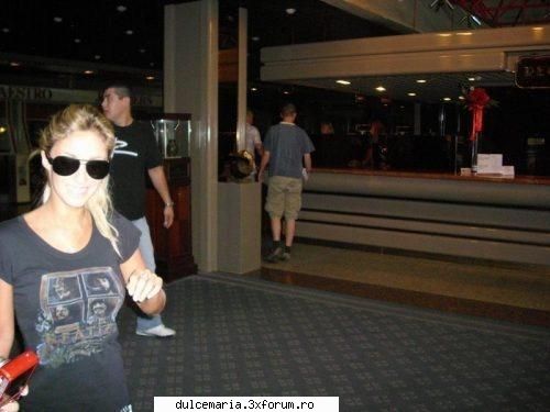 Anahi purtand ochelari - Ochelari...plac mouuult:X:X:X:X - Trupa RBD
